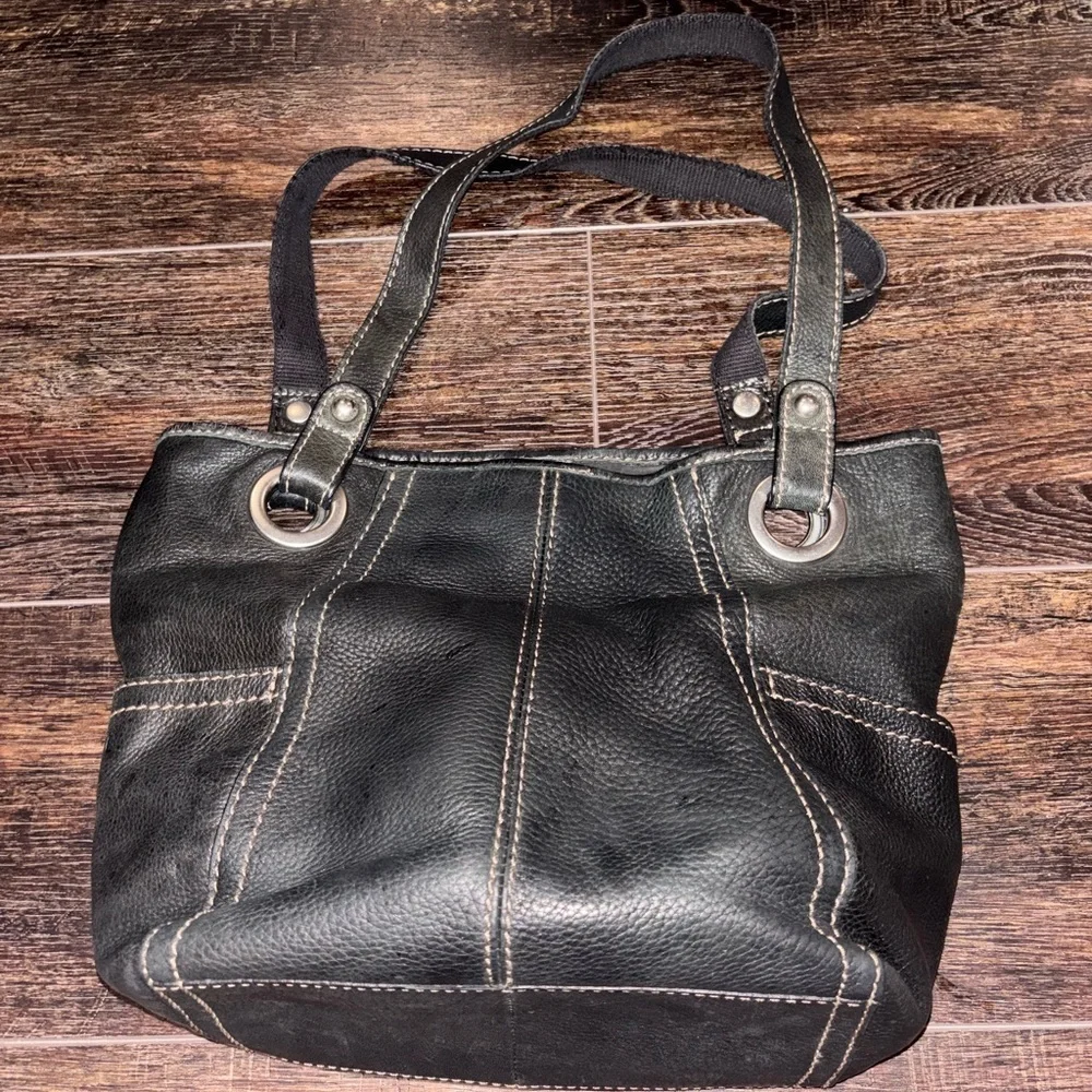 Classic Black Leather Shoulder bag with Contrast Stitching